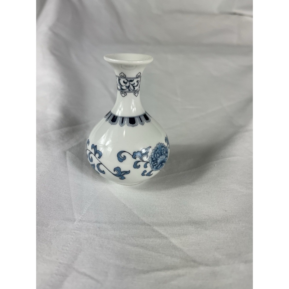 Franklin Mint Treasures of Imperial Dynasties Miniature Blue White Vase Japan